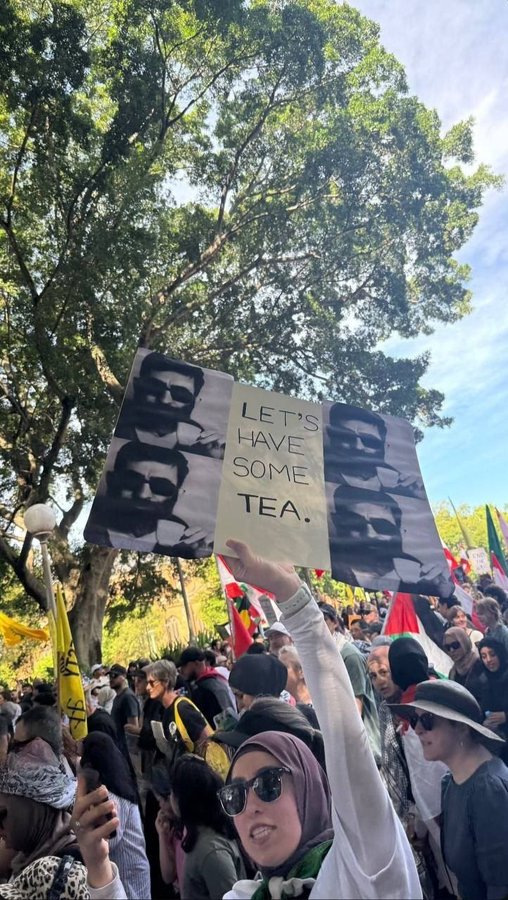 تصویری جالب از رهبر انقلاب در راهپیمایی لندن