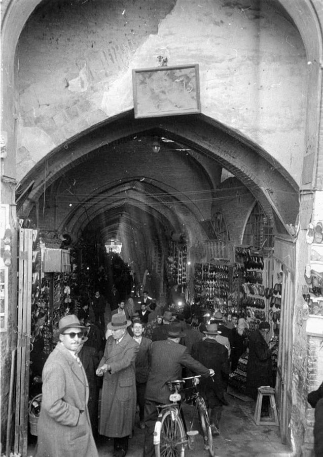 بازار تهران و ورودی بازار کفاشها در اوایل دهه 40 +عکس