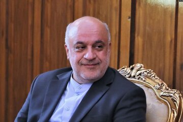 هدیه رهبر انقلاب به سفیر ایران در لبنان که در انفجار پیجرها مجروح شد+ عکس