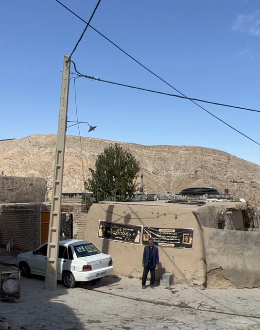 تصویر دردناک از یک پدر داغدار که دو پسرش را در معدن طبس از دست داده+عکس