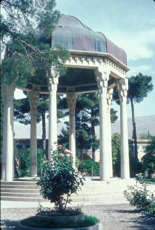قابی از مزار  حافظ شیرازی در دهه ۵۰ +عکس