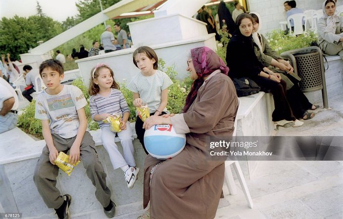 تفریح یک خانواده در پارک ملت تهران در سال ۱۳۸۰+عکس