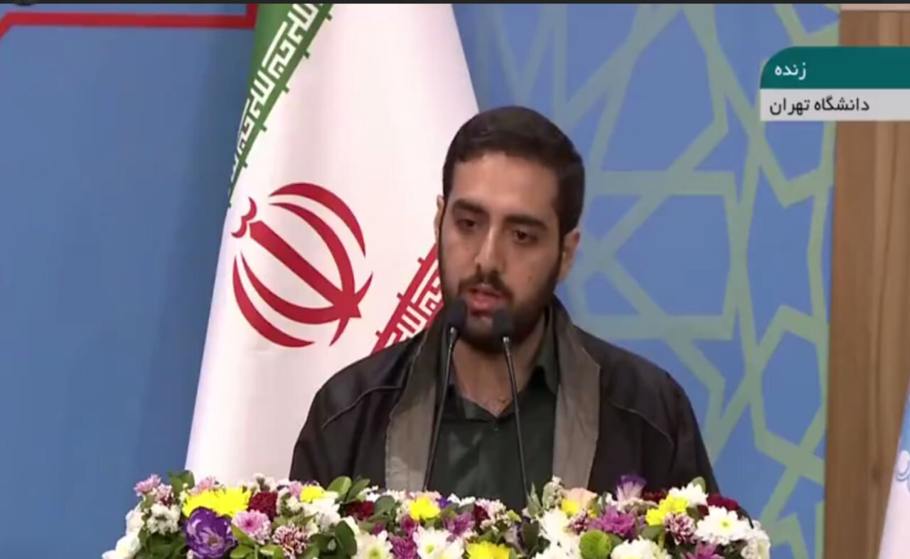 تصویر معناداری از فردی که در سخنرانی پزشکیان اختلال ایجاد کرد+عکس