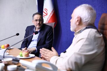 تصاویری جدید از ظریف با دست آسیب دیده در دیدار با رئیس مرکز پژوهش های مجلس
