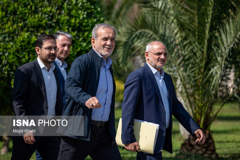  چهره خندان مسعود پزشکیان در حیاط دولت 