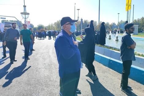 عکسی از ظریف در مراسم تشییع شهید نیلفروشان در اصفهان که با پوشش ناشناس حاضر شد