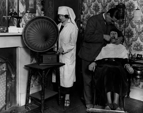 دندانپزشکی با گوش دادن به گرامافون برای کاهش درد در دهه 1920 ! + عکس