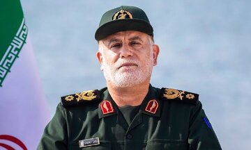 چهره ماتم زده پدر شهید نیلفروشان در مراسم تشییع پیکر فرزندش+ عکس