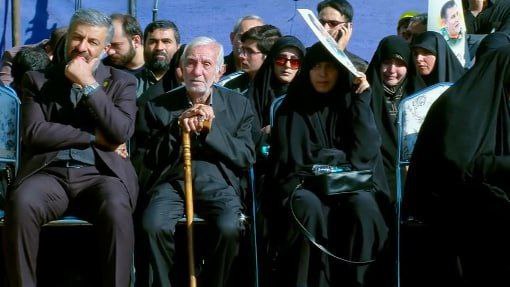 قابی از پدر شهید نیلفروشان در مراسم تشییع پسرش 