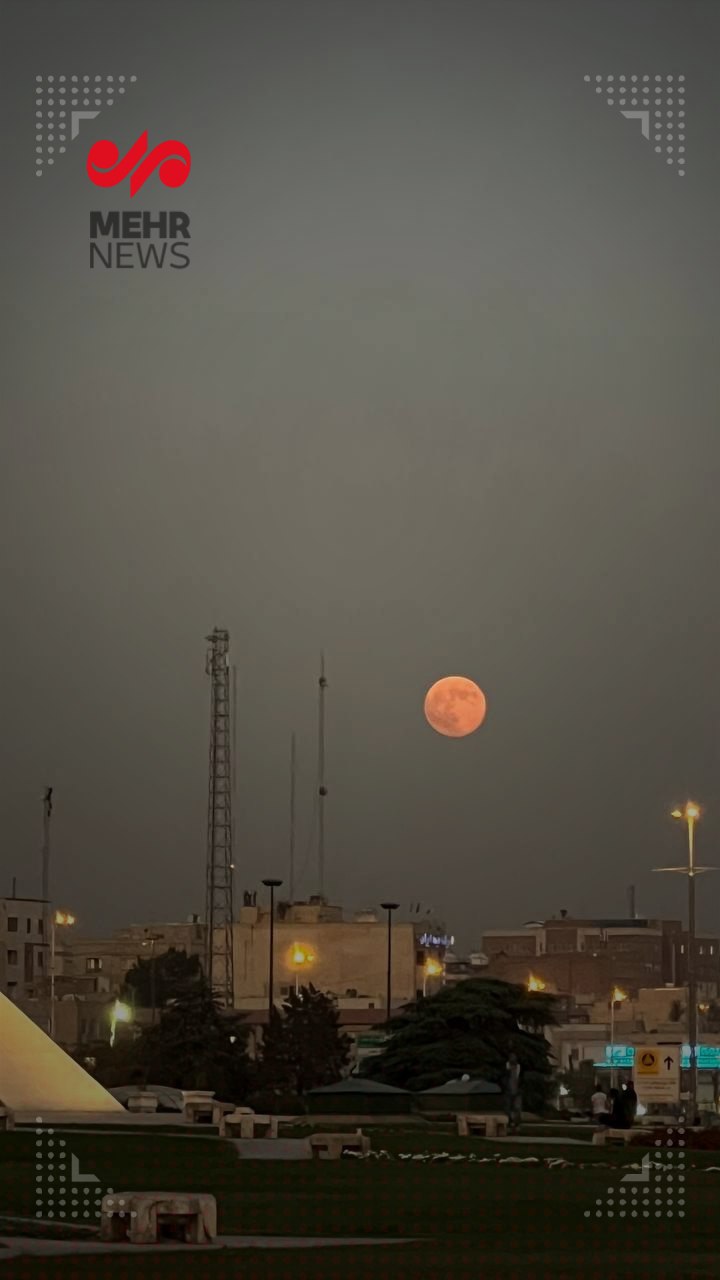 اولین ماه کامل پاییز (ابرماه) در میدان آزادی + عکس