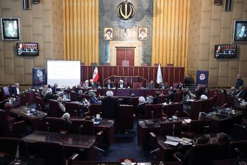 تصاویر پُربازدید از پزشکیان و احمدی‌نژاد در یک جلسه 