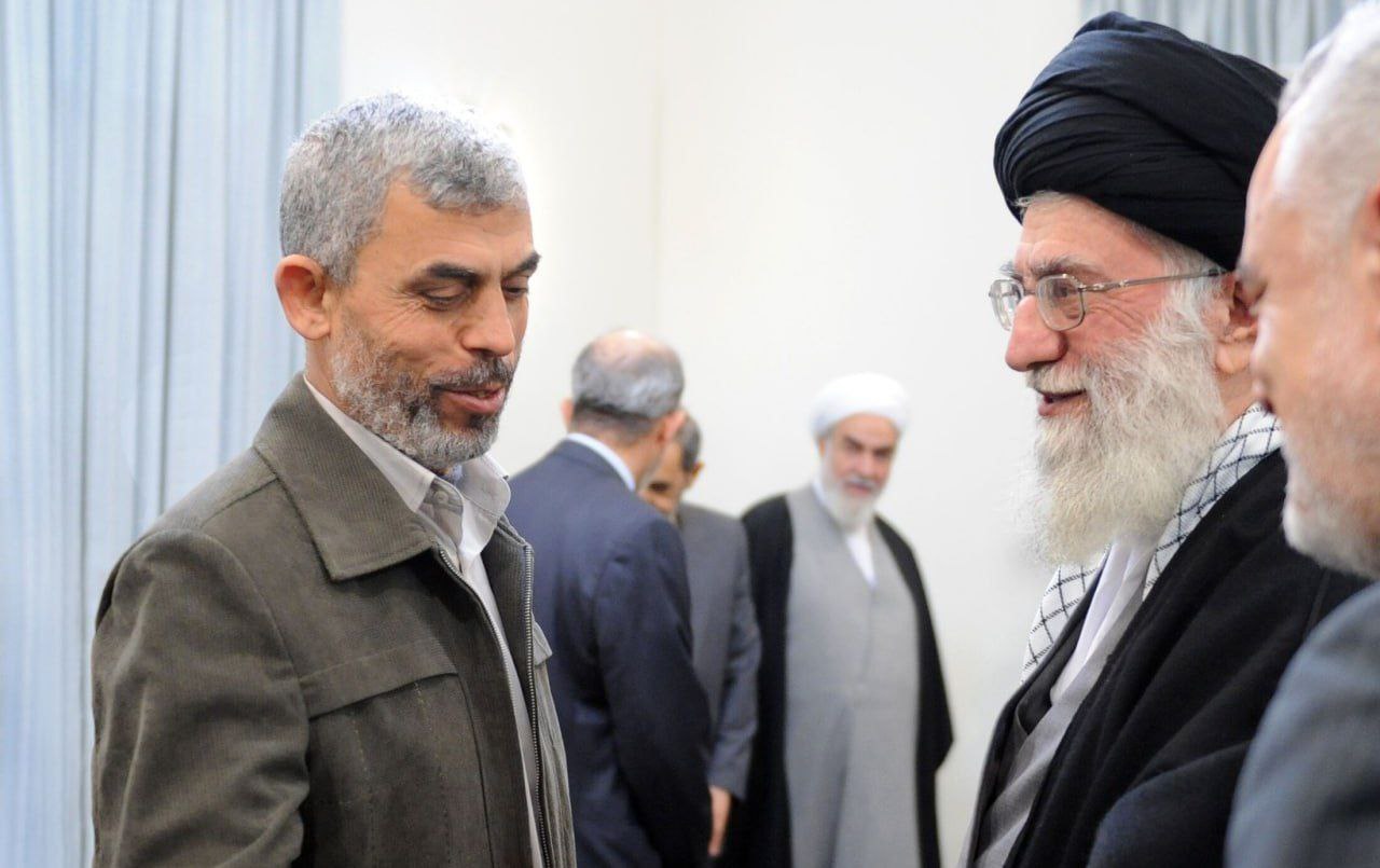 تصویری از دیدار شهید یحیی السنوار با رهبر انقلاب در سال ۱۳۹۰