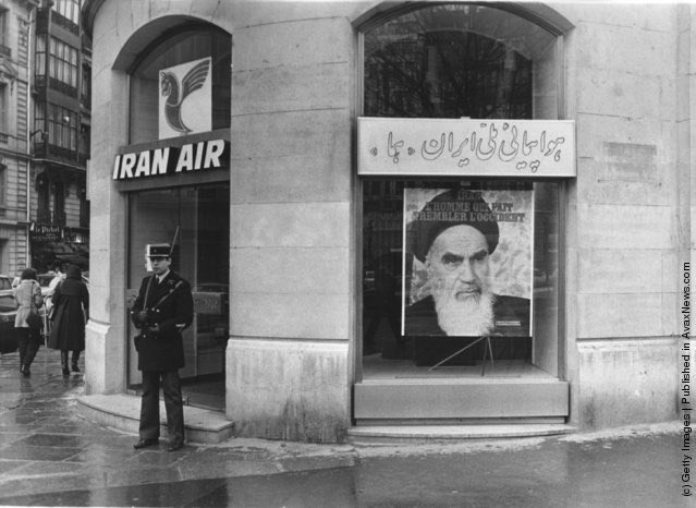 قابی دیدنی از دفتر ایران ایر در پاریس در بهمن ۱۳۵۷