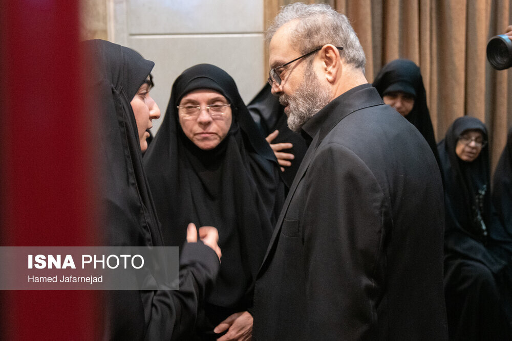 عکسی از گفتگوی دختر سردار سلیمانی با عبدالله صفی الدین در دفتر حزب الله