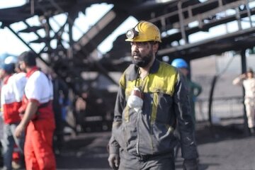  بوسه دختر یکی از کارگران معدن طبس بر قاب عکس پدر وایرال شد+ عکس