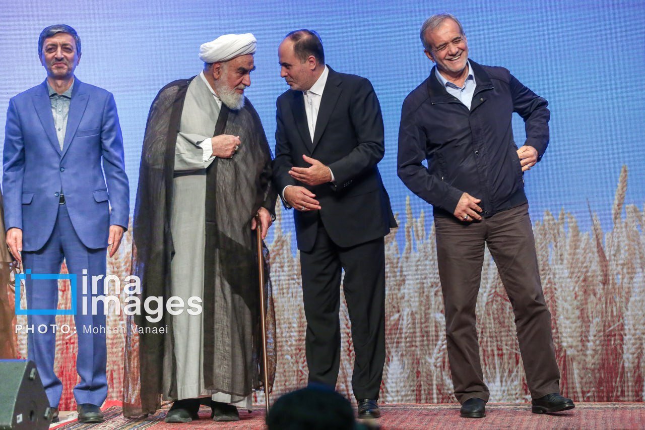 عکس عجیب از دست کردن یک فرد در جیب پزشکیان 