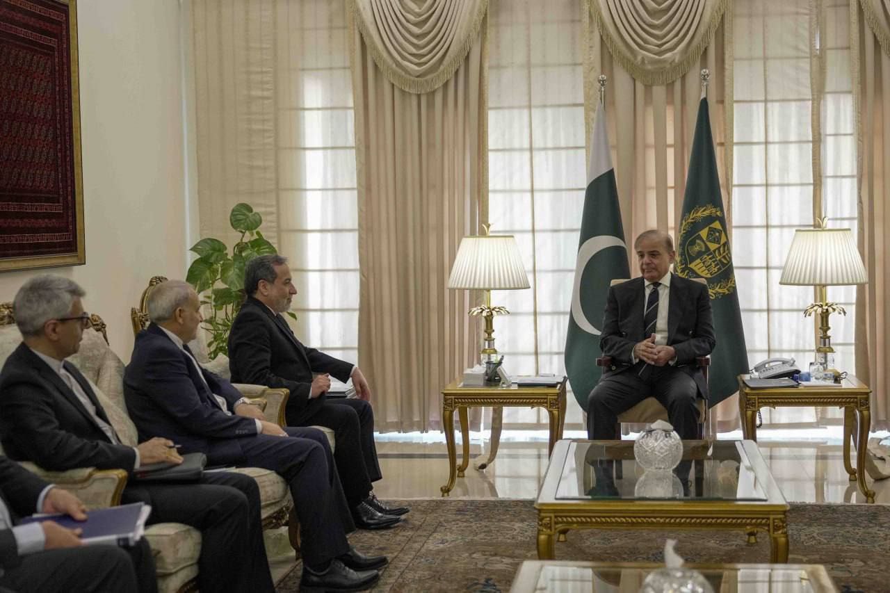 دیدار و گفت‌وگوی عراقچی وزیر امور خارجه ایران با شهباز شریف در اسلام‌آباد