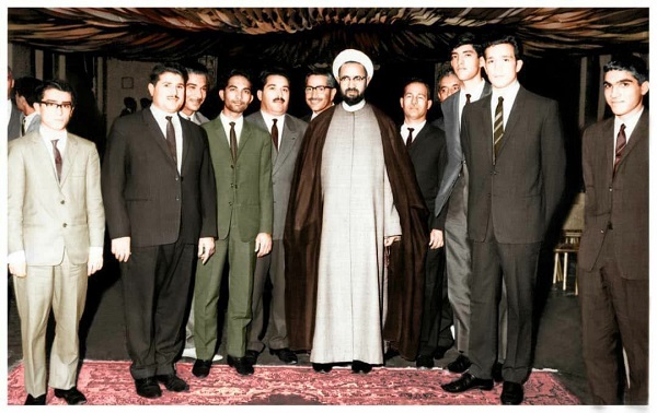 قابی جذاب از شهید مطهری در کنار دانشجویان کرواتی دانشکده فنی دانشگاه تهران+ عکس