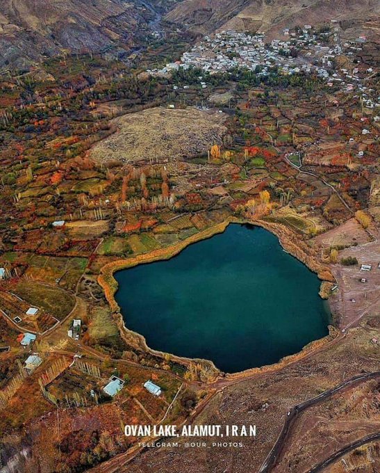دریاچه زیبای ٱوان در پاییز رنگارنگ 