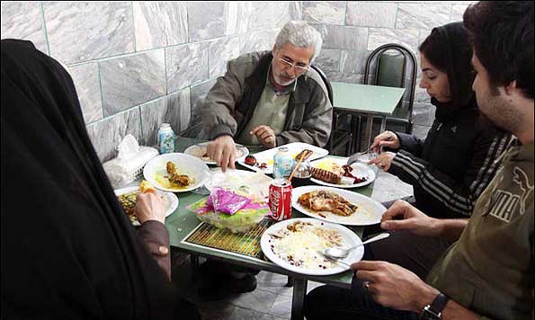 کشف گوشت فاسد از کبابی معروف تهران + عکس