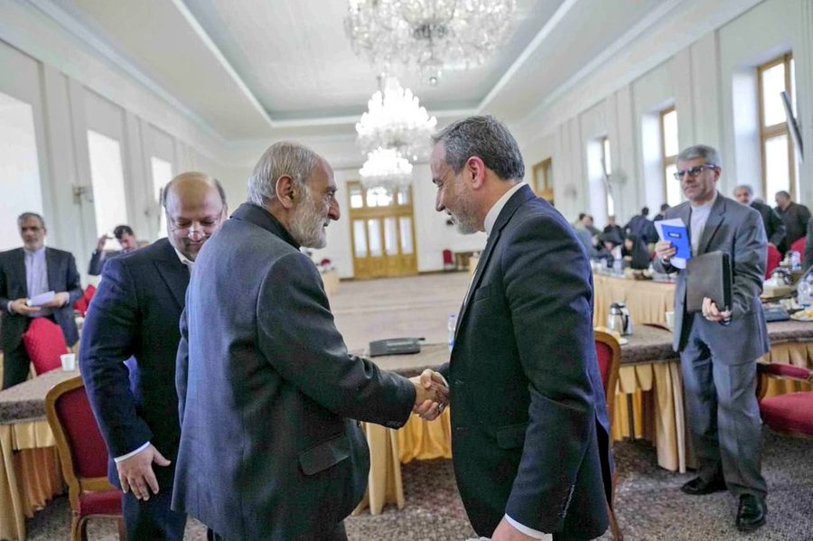 تصویری خاص از نشست هم‌اندیشی عراقچی با مدیران مطبوعات داخلی