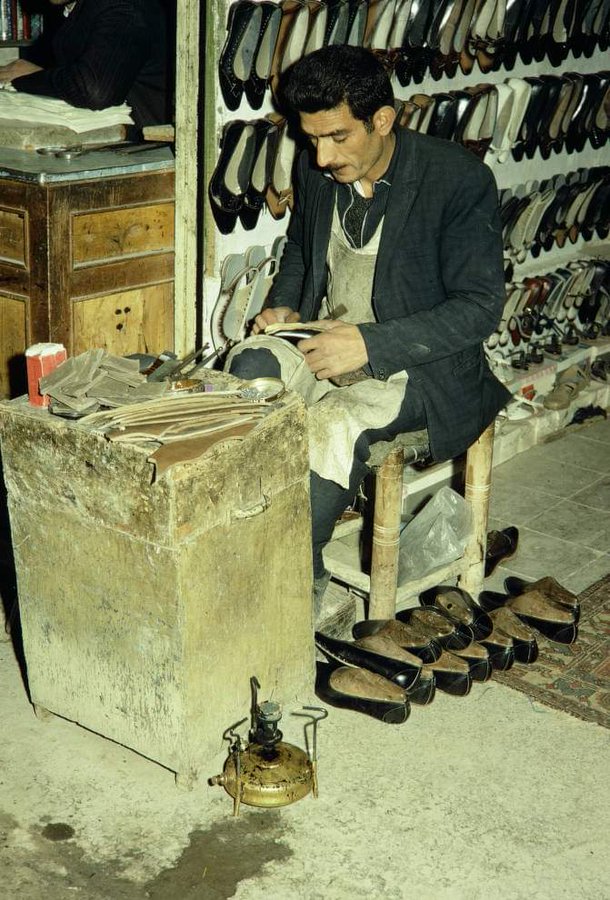 کفاشی در بازار تهران در دهه ۴۰ خورشیدی+عکس
