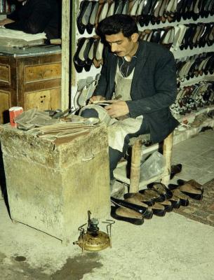 کفاشی در بازار تهران در دهه ۴۰ خورشیدی+عکس