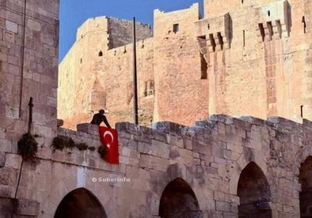 تروریست ها پرچم ترکیه را در قلعه تاریخی حلب نصب کردند