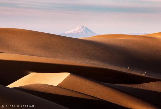 رخ‌نمایی دماوند از کویر مرنجاب
