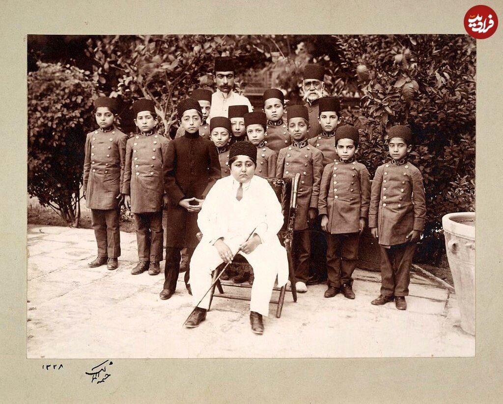 احمدشاه قاجار در جمع همکلاسی‌هایش در سال ۱۲۸۹ هجری شمسی + عکس