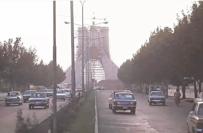 تهران  سال ۱۳۴۹ خورشیدی و برج آزادی در حال ساخت