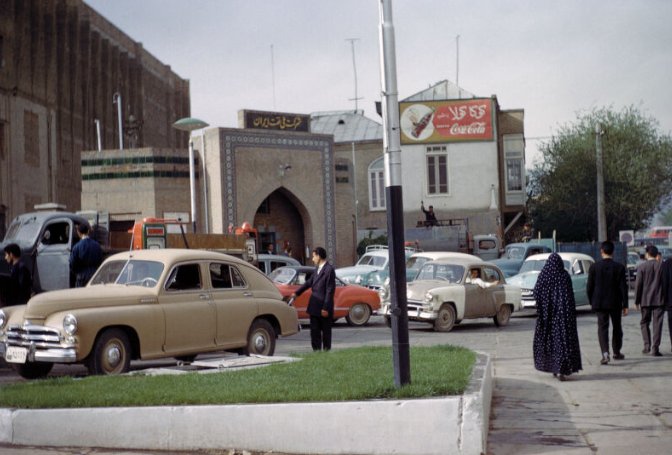 یک اتوموبیل پابدا روسی در پمپ بنزینی در چهار راه کالج سال ۱۳۳۸ خورشیدی