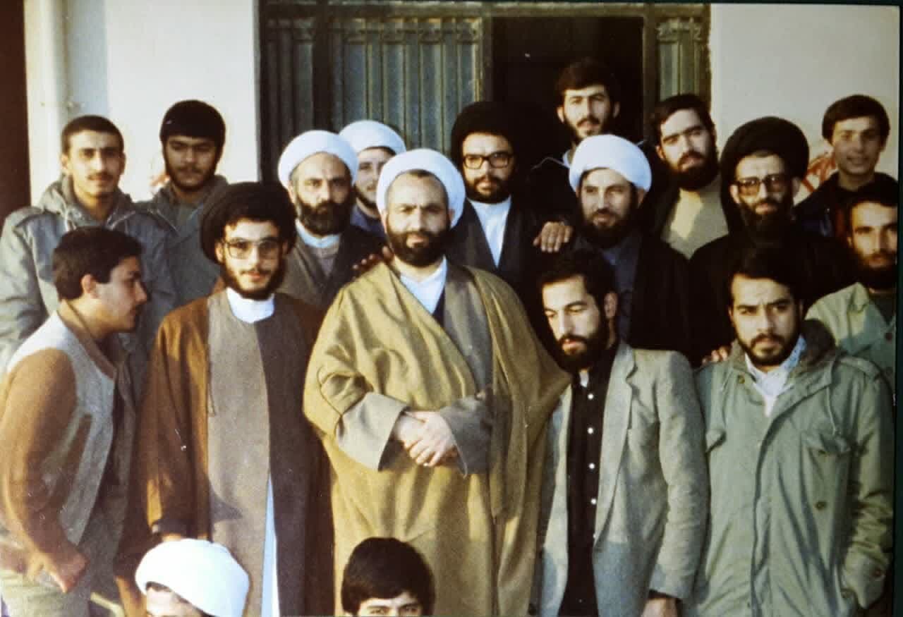 حاج آقای قرائتی و سیدحسن نصرالله در دوران جوانی + عکس