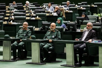 بوسه نماینده مجلس بر پیشانی فرمانده کل سپاه سرلشکر سلامی + عکس
