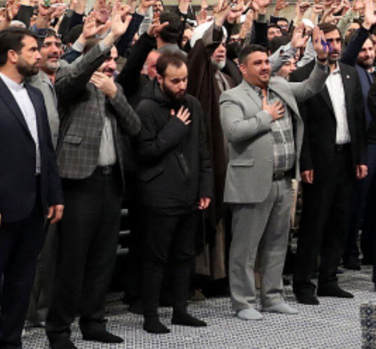  احترام خاص پسر حاج قاسم در هنگام ورود رهبری 