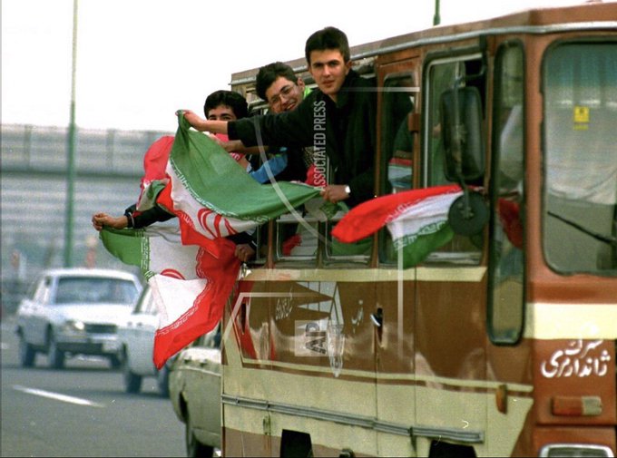 شادمانی پس از صعود ایران به جام جهانی فرانسه، آذر۱۳۷۶