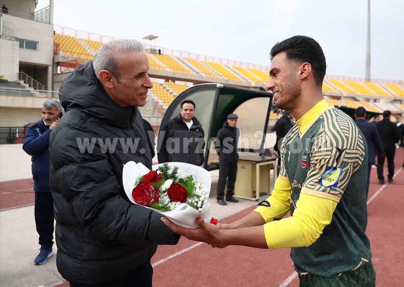 دسته‌گل یک پرسپولیسی برای یحیی+عکس