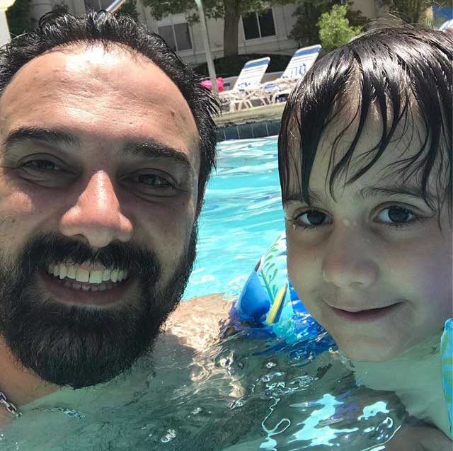 تعطیلات تابستان برزو ارجمند و پسرش در استخر + عکس