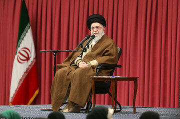 زینب سلیمانی و دختر پزشکیان در دیدار با رهبری 