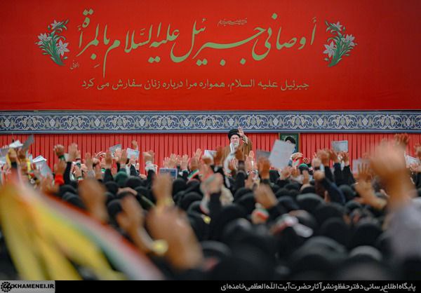 تغییر دکور محل سخنرانی رهبر انقلاب با طیف قرمز تغییر دکور محل سخنرانی رهبر انقلاب با طیف قرمز