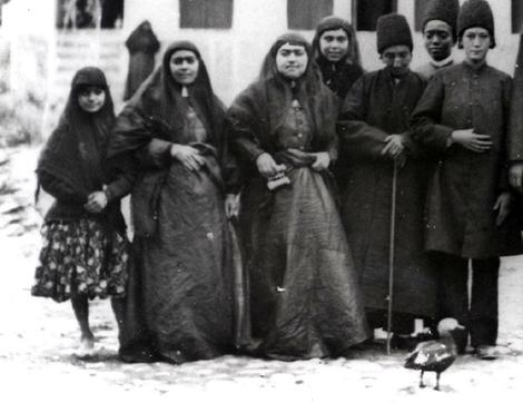 عکس هایی دیدنی از دوران قاجار؛ زنان ناصرالدین شاه با لباس چینی و اردکی که همیشه با خواجه حرمسرا است