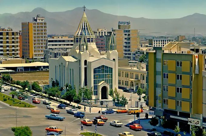 خیابان کریم‌خان بدون پل و نمای کلیسای سرکیس مقدس در دهه ۵۰