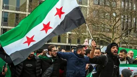 پرچم جدید سوریه با نشان ترکیه!؛ طرحی جنجالی در روزنامه یونانی+ تصاویر