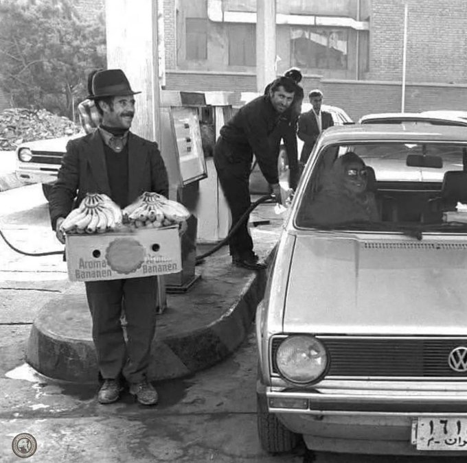 پمپ بنزینی در تهران زمستان  ۵۶ و موز فروش دوره گرد