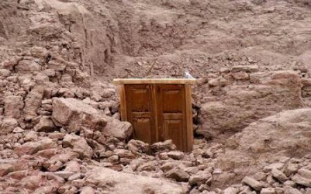 ملکه اردن با مانتو و روسری در بازگشت از دیدار با خانواده های زلزله زده بم+ عکس