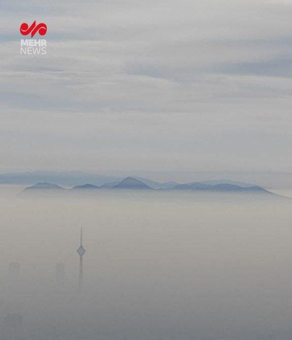  تصویری از برج میلاد تهران در محاصره دود 