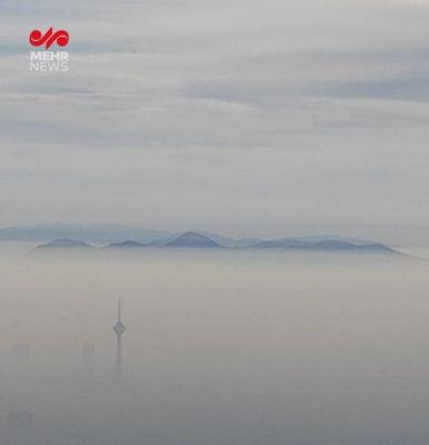  تصویری از برج میلاد تهران در محاصره دود 