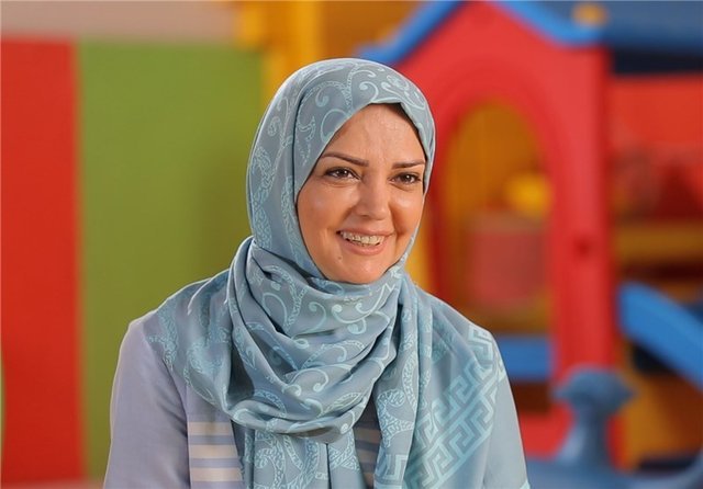  تیپ شاد مجری محبوب دهه ۶۰ در یک مراسم هنری 