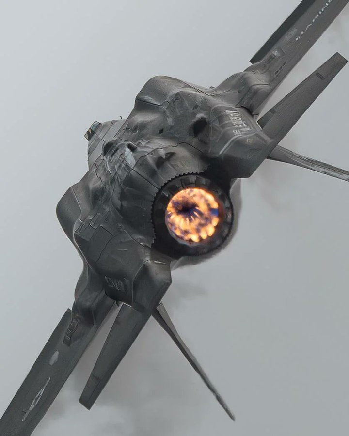 نمایی فوق‌العاده از یک جنگنده  F-35 در آسمان+عکس