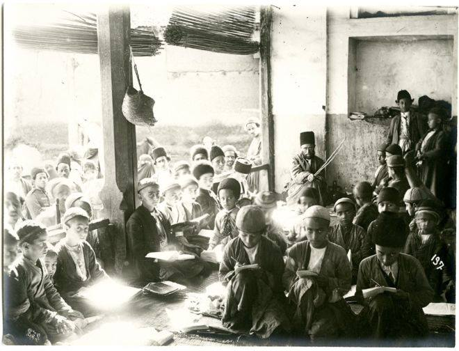 تصویری از یک مکتبخانه در ایران حوالی سال 1900